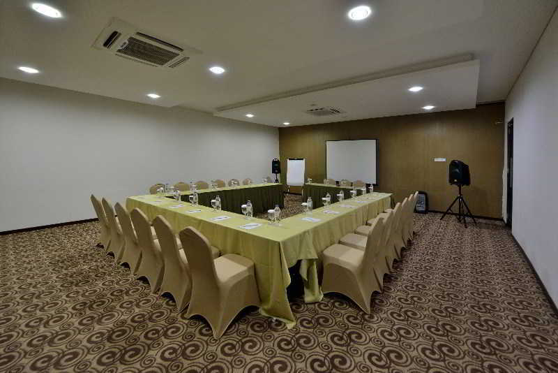 Oak Tree Emerald Semarang Hotel Exterior photo