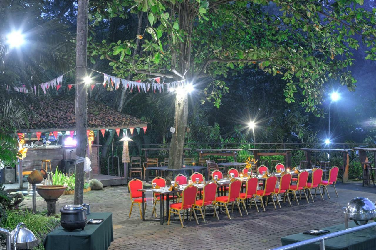 Oak Tree Emerald Semarang Hotel Exterior photo